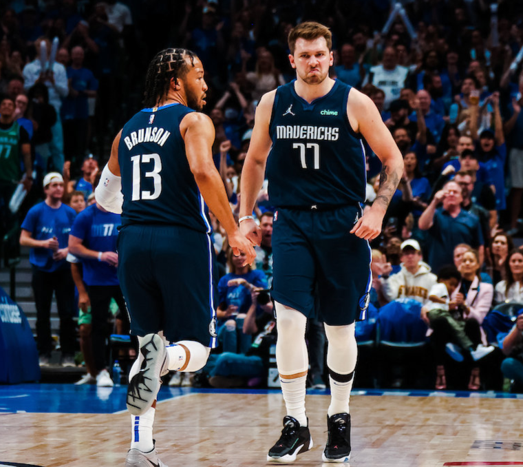 爆冷引发热议！，费德勒在独行侠比赛中锐不可当赢得满堂喝彩(againstallodds翻译)-九游体育